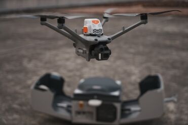 Sniffer4D Nano 2 Plus Méthane sur un DJI Matrice 4D devant le DJI Dock 3