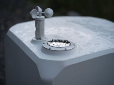 Anémomètre et pluviomètre du DJI Dock 4 sous la pluie