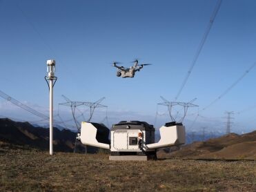 Décollage du DJI Matrice 5TD depuis le DJI Dock 4 près d'un poste électrique