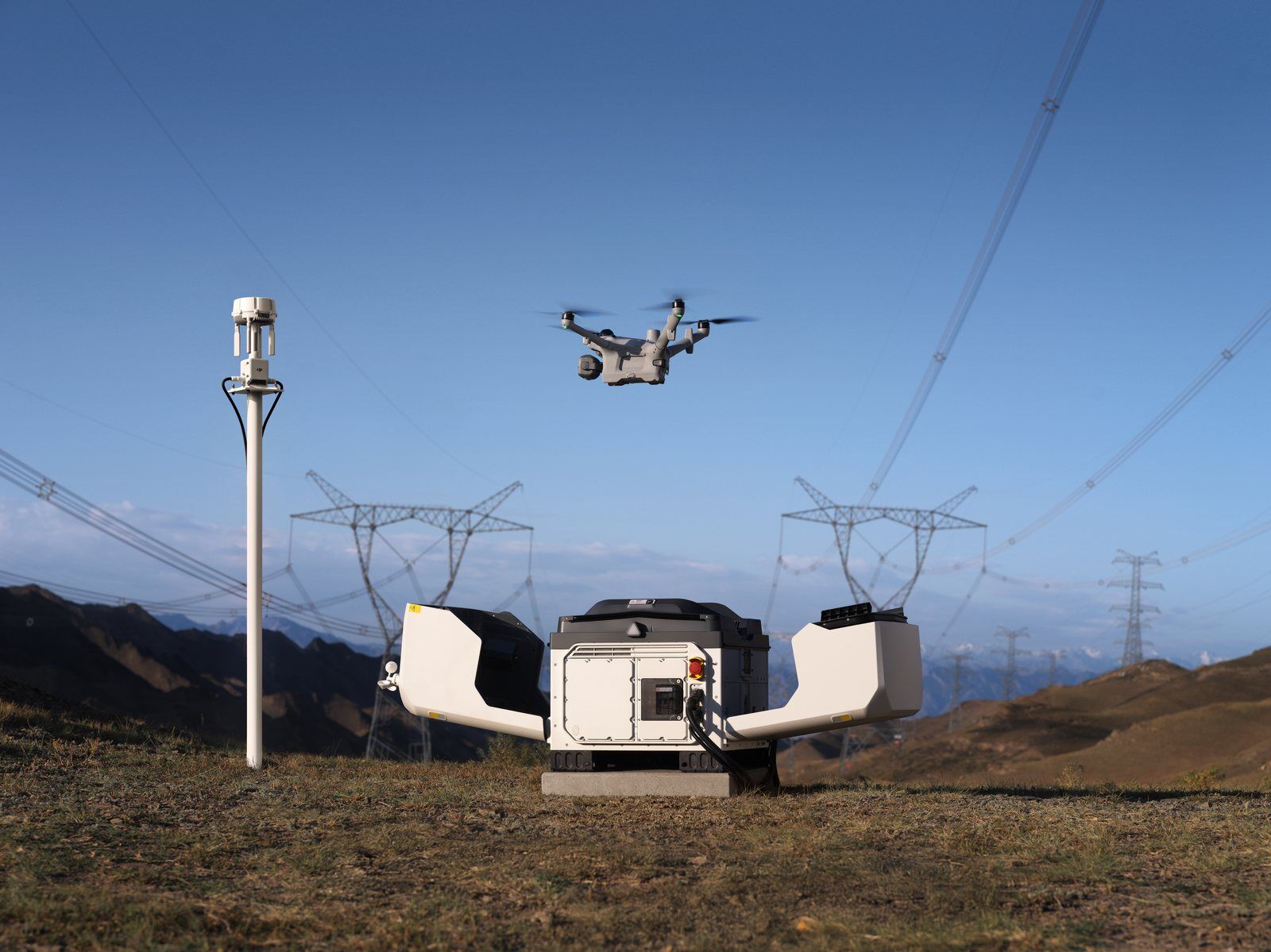 DJI Matrice 5TD stijgt op vanaf de DJI Dock 4 bij een hoogspanningsstation