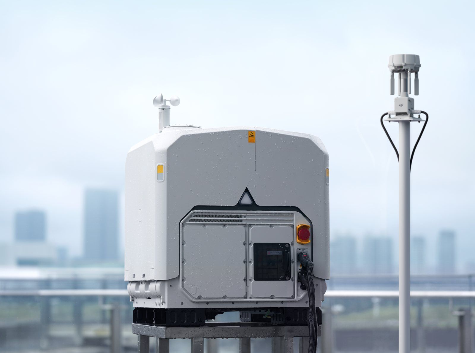 DJI Dock 4 met gesloten deksel en de DJI O4 Ground Station op een stedelijke locatie