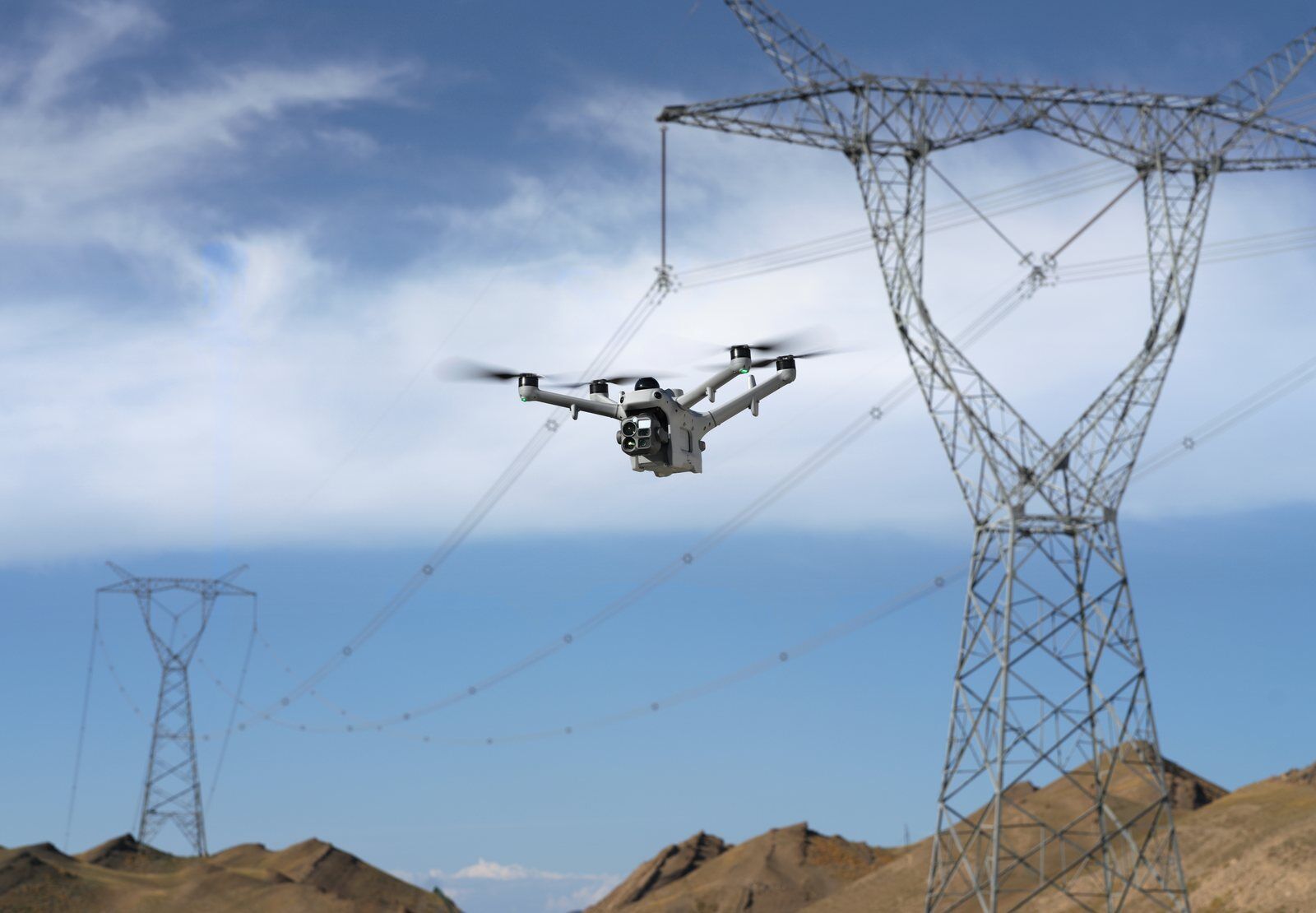 DJI Matrice 5TD in de lucht bij een hoogspanningslijn