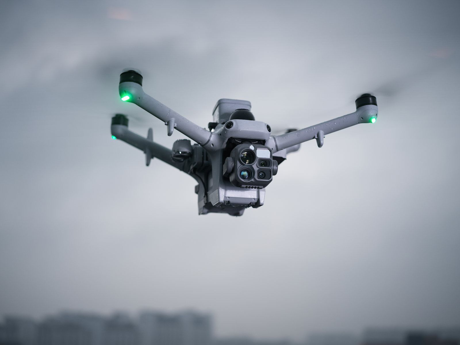 DJI Matrice 5TD vliegend in de regen
