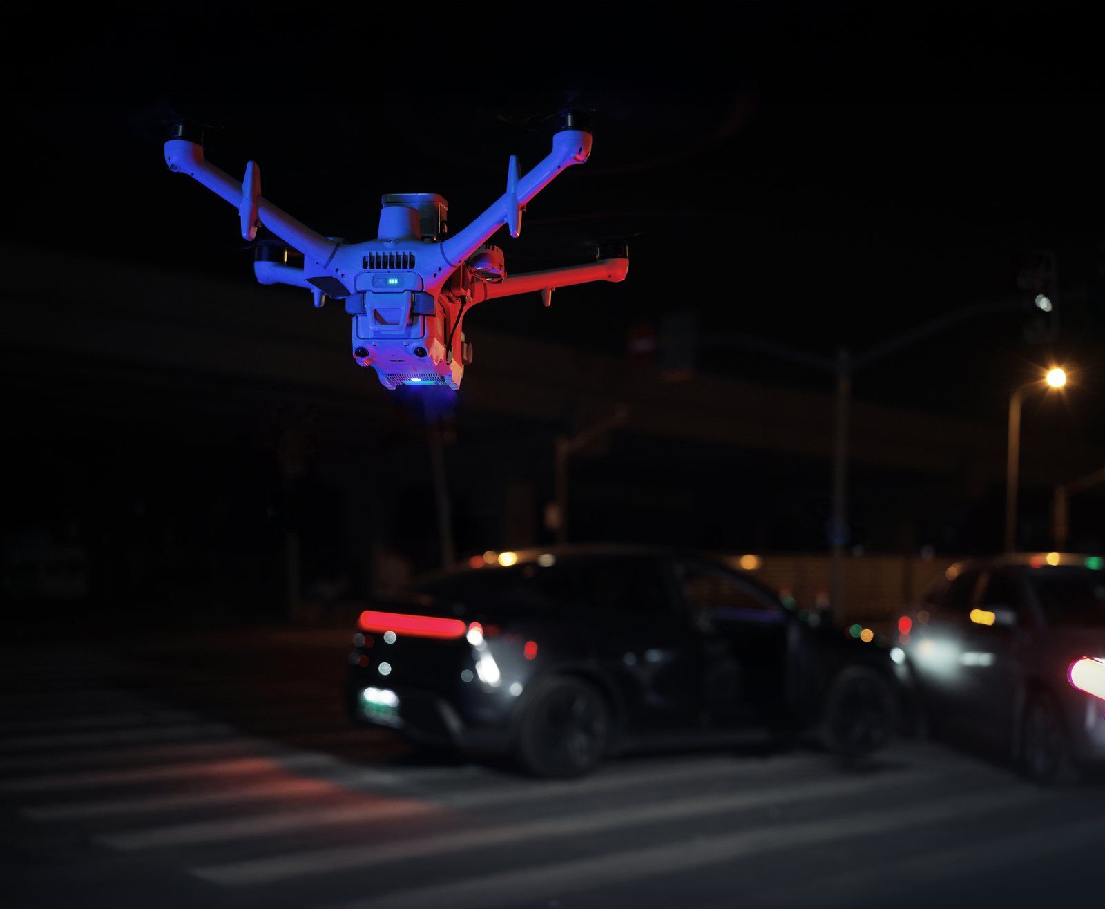 DJI Matrice 5TD 's nachts met rode en blauwe waarschuwingslichten
