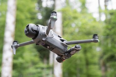 Drone volant dans la forêt verdoyante