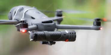 Drone volant avec hélices en mouvement