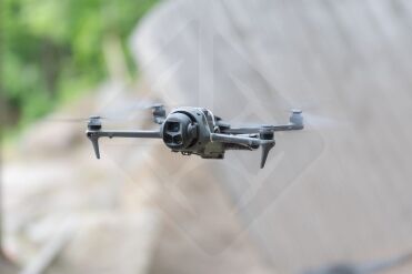 Drone volant avec caméra en extérieur
