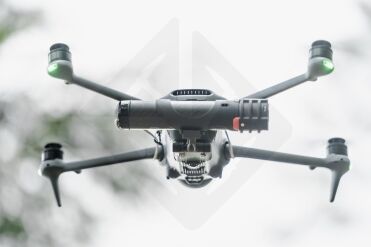 Drone volant en plein ciel nuageux.
