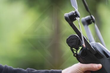 Main tenant un drone en gros plan