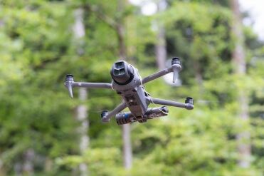 Drone volant en milieu naturel verdoyant