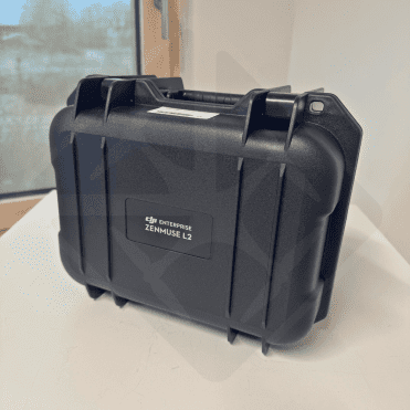 Valise noire DJI Zenmuse L2 sur table blanche.