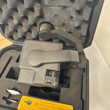 Caméra de drone dans une mallette de protection.