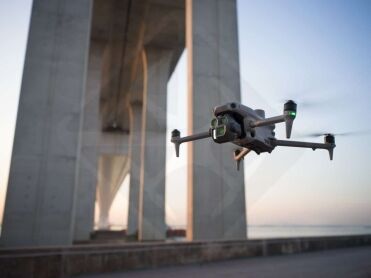 DJI Matrice 4E en vol au-dessus d'un pont, vue aérienne.