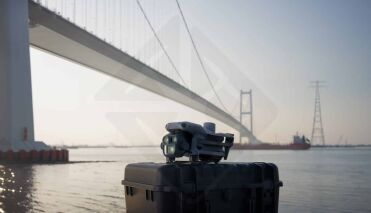 DJI Matrice 4E en inspection de pont, vue statique.