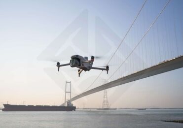 DJI Matrice 4E en vol au-dessus d'un pont, vue aérienne 2.