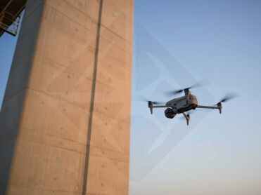 DJI Matrice 4E lors d'une inspection de pont.
