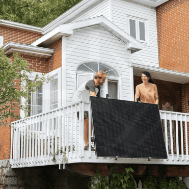Installation de panneaux solaires sur balcon maison.