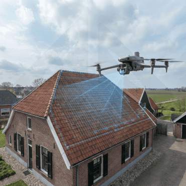 Drone analysant le toit d'une maison traditionnelle.
