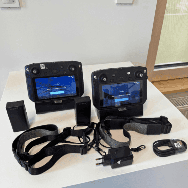 Les deux radiocommandes DJI avec sangles et chargeur