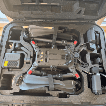 DJI Matrice 300 RTK pliรฉ dans sa valise de transport