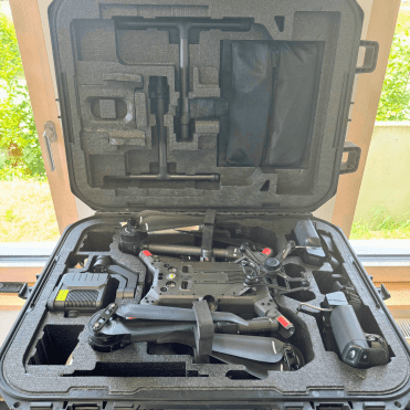 Valise de transport du DJI Matrice 300 RTK ouverte avec les accessoires