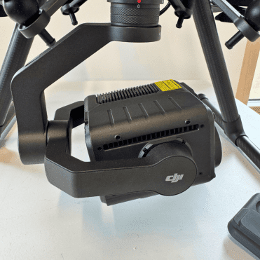 Nacelle Zenmuse H20T montรฉe sur le DJI Matrice 300 RTK, vue de cรดtรฉ