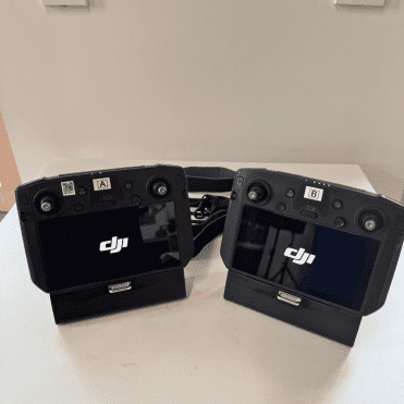 Les deux radiocommandes DJI du Matrice 300 RTK