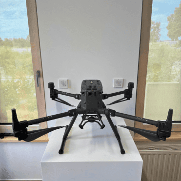 DJI Matrice 300 RTK dรฉpliรฉ, vue de trois quarts