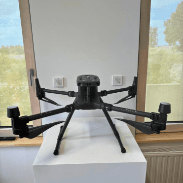 DJI Matrice 300 RTK dรฉpliรฉ, vue de face