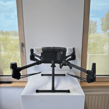 DJI Matrice 300 RTK dรฉpliรฉ, vue de face rapprochรฉe