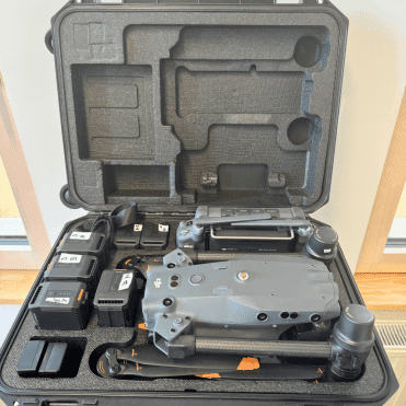 Transportkoffer geรถffnet mit der DJI Matrice 30T und Zubehรถr