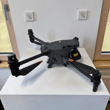 DJI Matrice 30T aufgeklappt, Dreiviertelansicht