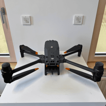 DJI Matrice 30T mit eingeklappten Armen