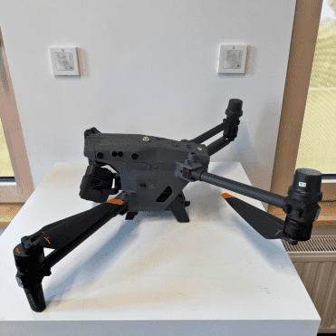 DJI Matrice 30T aufgeklappt, Seitenansicht
