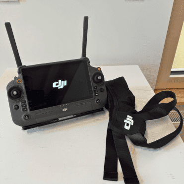 DJI RC Plus Fernsteuerung der Matrice 30T mit Trageriemen