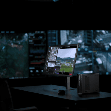 Salle de contrôle avec écran de surveillance