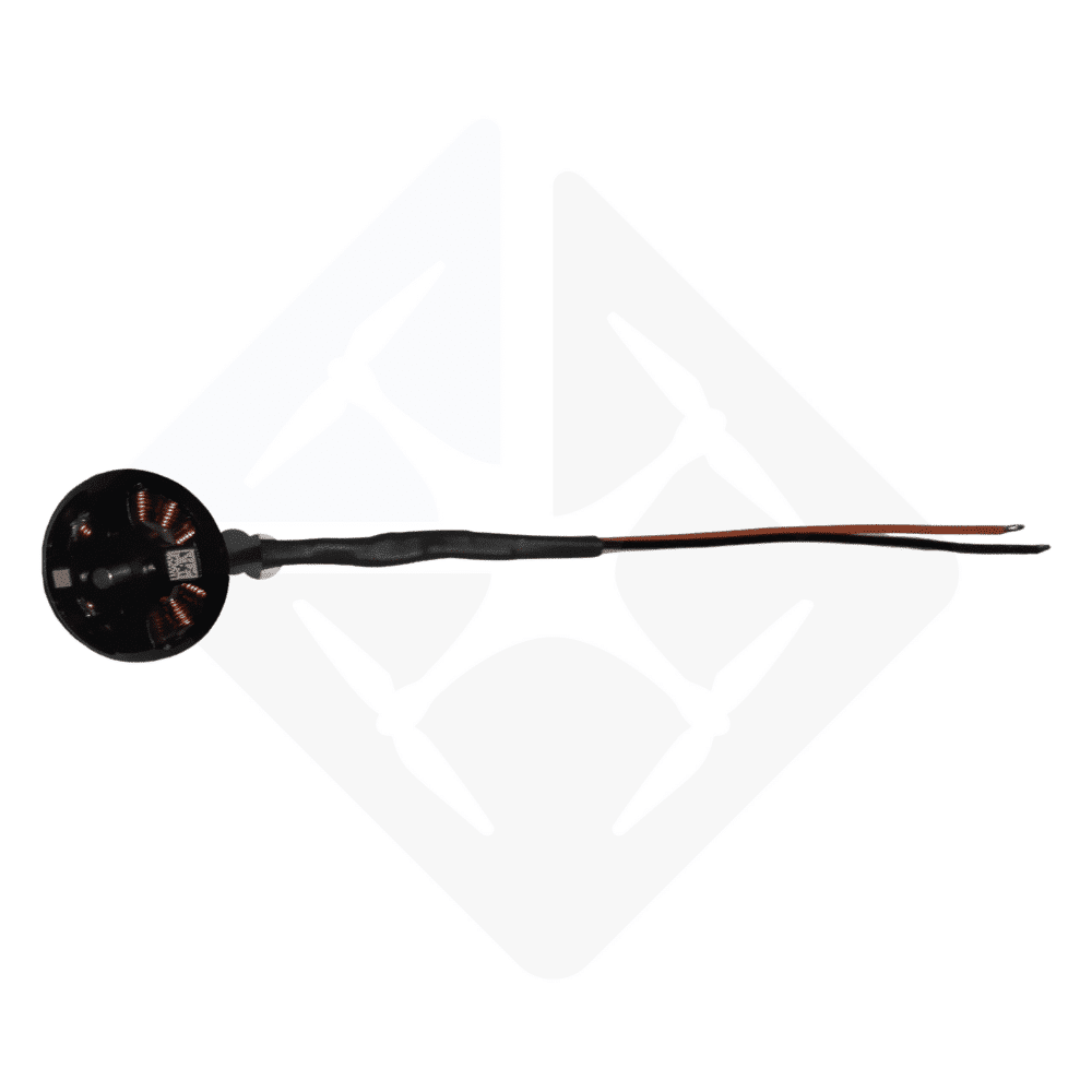 Motorrotor mit Kupferverkabelung und Leitungen, isoliert auf weißem Hintergrund. Ideal für elektrische Hobbyprojekte und Reparaturen.
