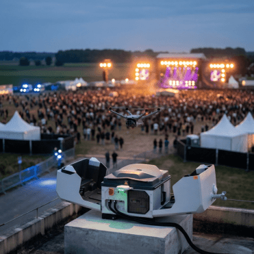 Drone survolant un festival en plein air