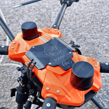 Orangefarbene Drohne mit sichtbarem Skyinnov-Logo.