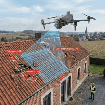 Drone inspectant un toit endommagé par effraction.