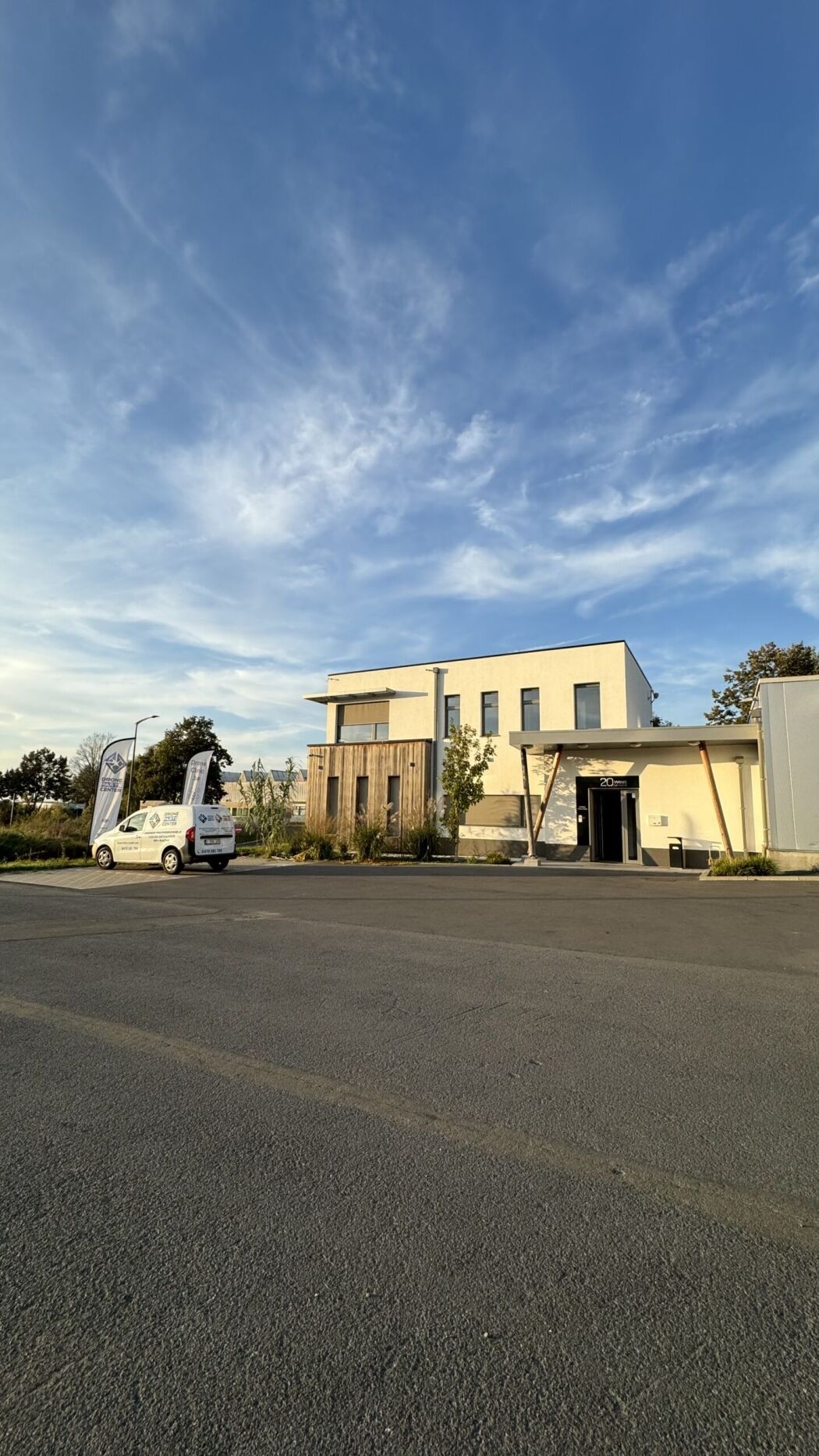 Bâtiment moderne avec ciel bleu