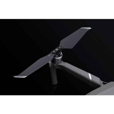 Schwarzer Propeller der DJI Mavic 2 Pro/Zoom Drohne, Nahaufnahme vor schwarzem Hintergrund.