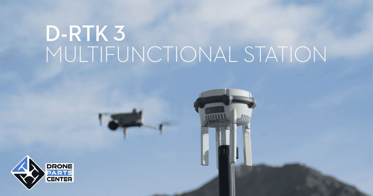 D-RTK 3 multifunctioneel station met drone op de achtergrond, bergen zichtbaar.