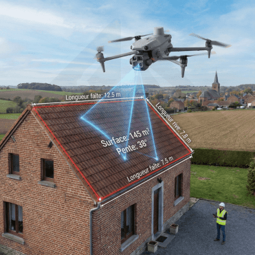 Drone mesurant le toit d'une maison en briques.