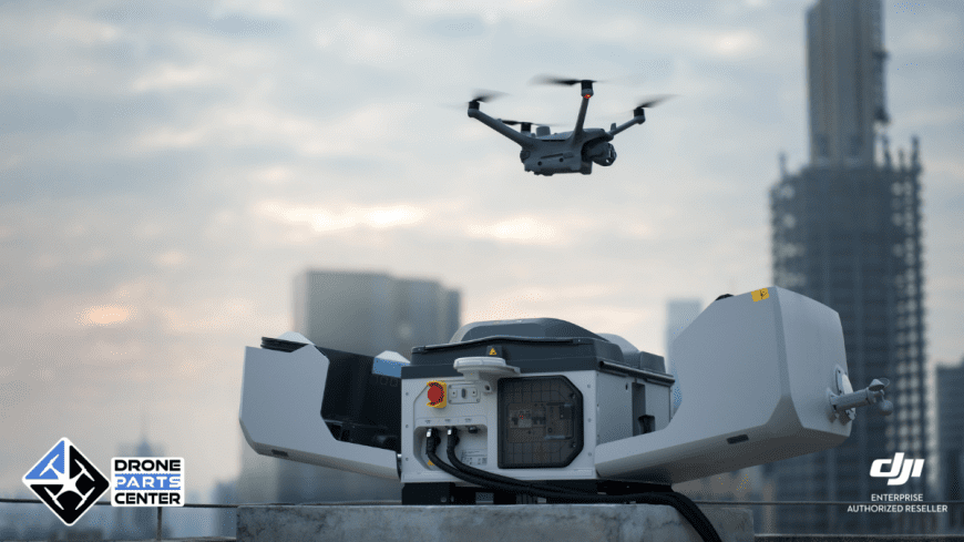 Drone décollant depuis une station de recharge urbaine.
