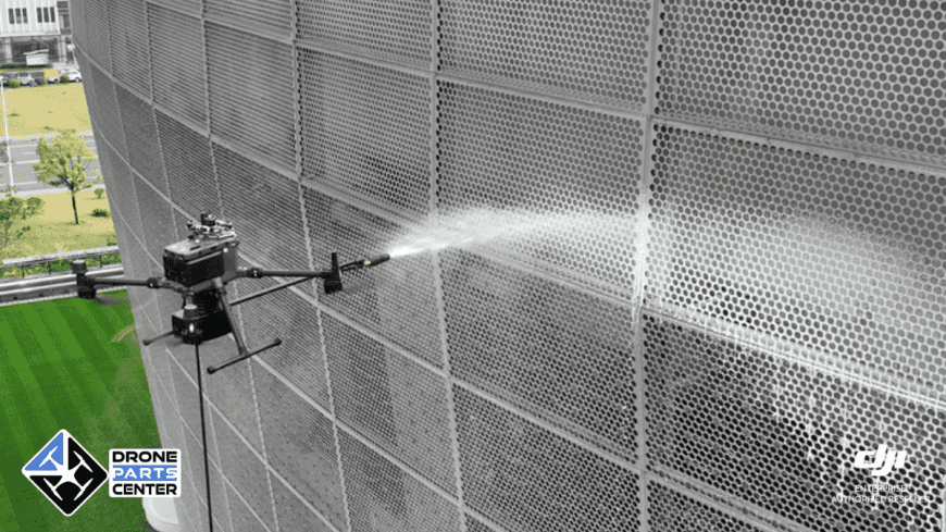 Drone nettoyant une façade métallique.