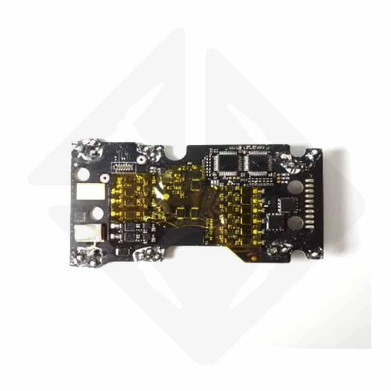 Voedingsbord voor DJI Mavic Air-drone met elektronische componenten op een zwarte achtergrond.