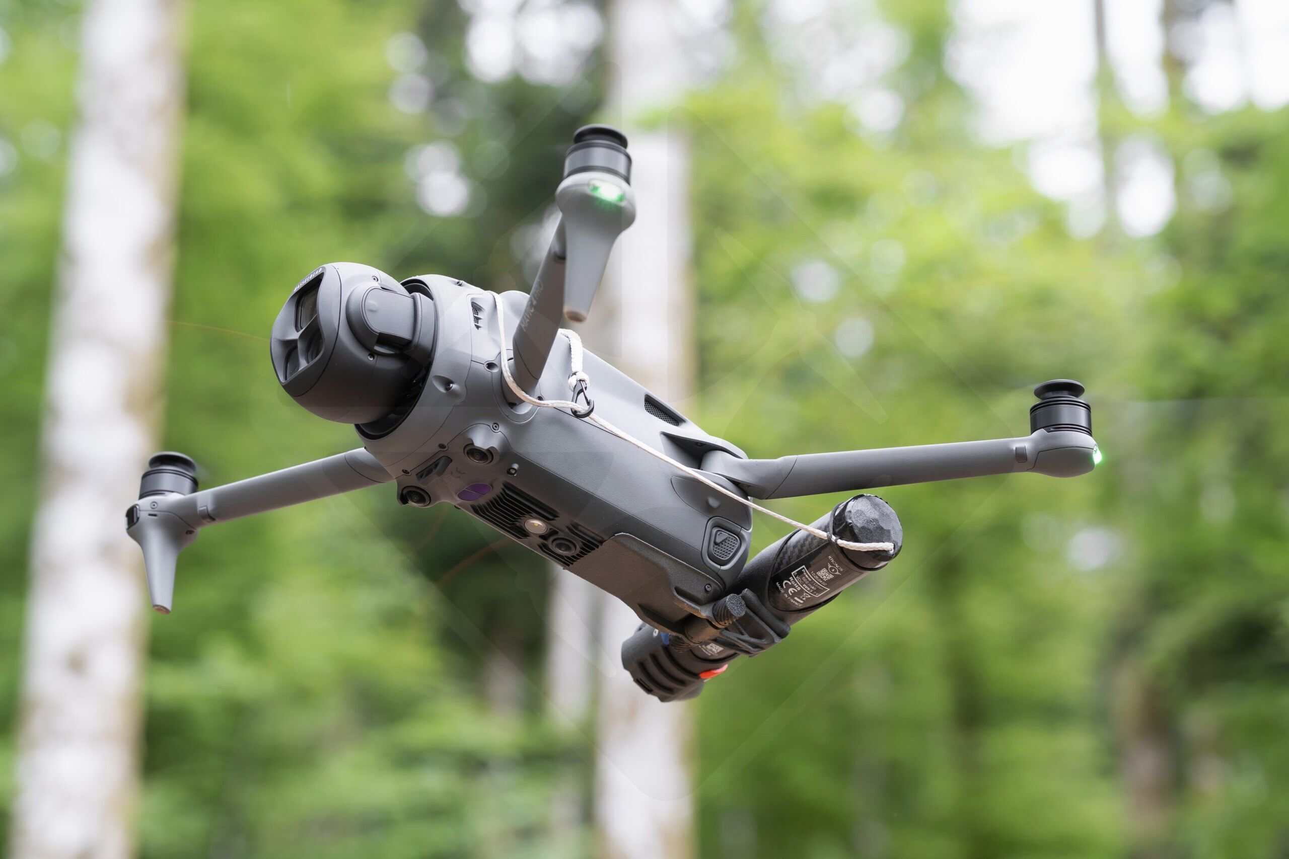 Drohne fliegt durch den grünen Wald