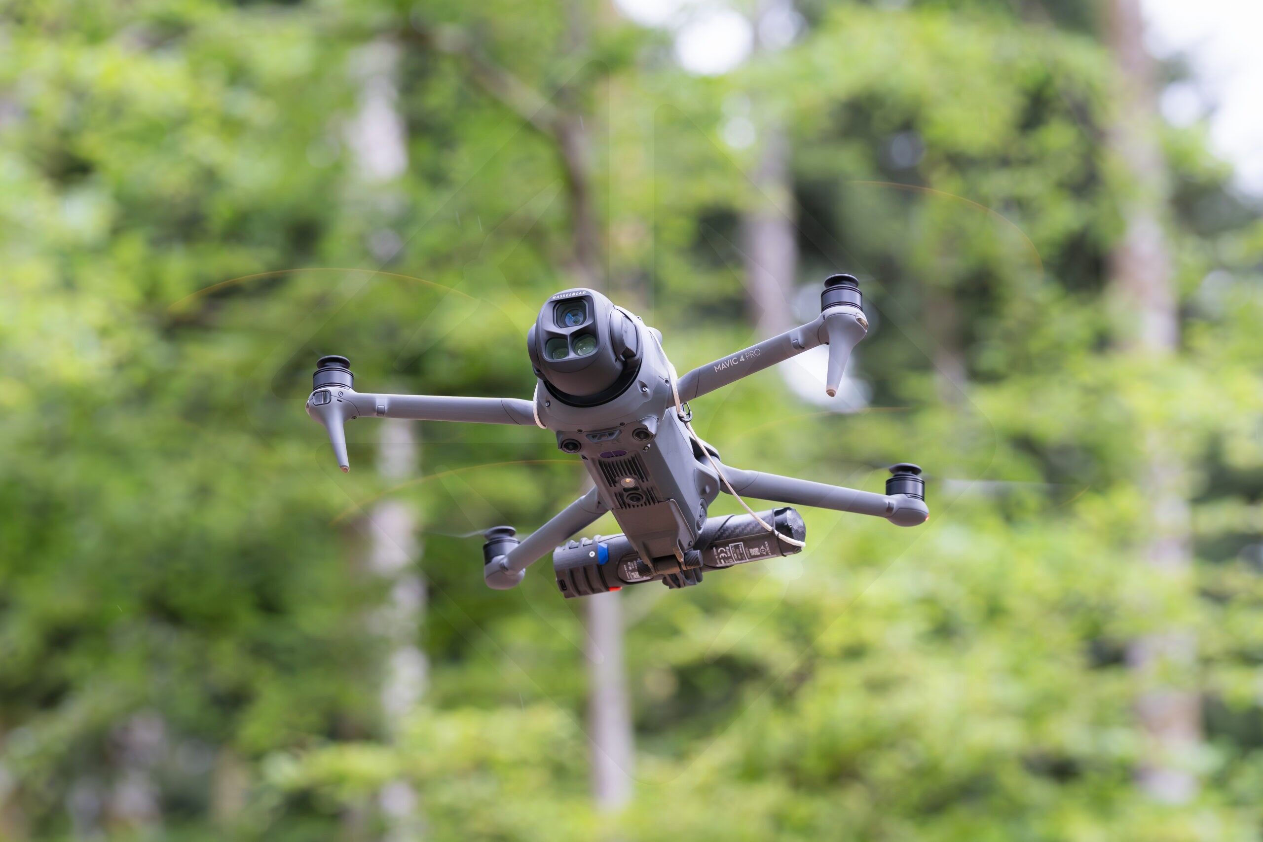 Flugdrohne in grüner Natur