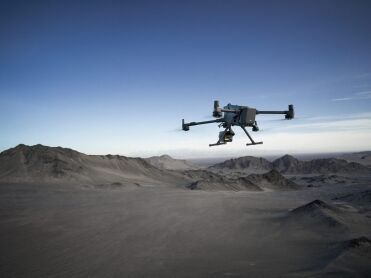Parachute DJI AP100 monte sur DJI Matrice 400 en vol